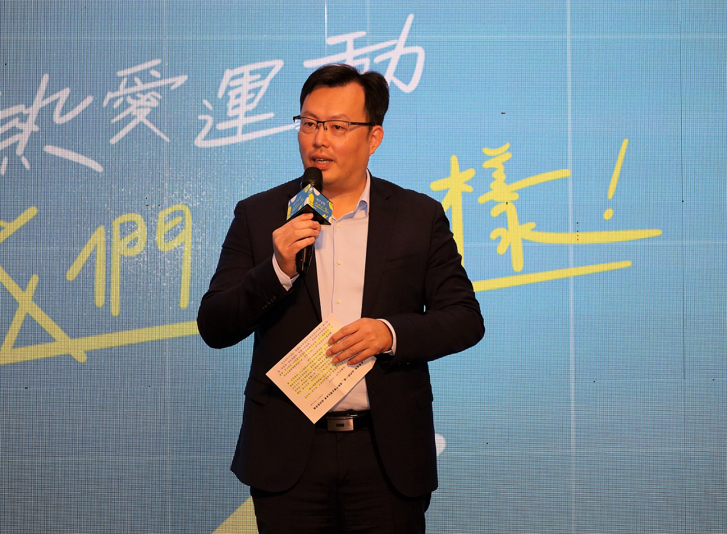 (圖)(附件照片3)1121214-1-Sports Adminstraion Director-General Cheng Shih-chung encourages all social groups to particpate in sports to let every sports lovers take part without barriers.